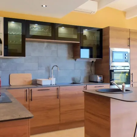 Дом отдыха Bright House With Garden And Private Pool